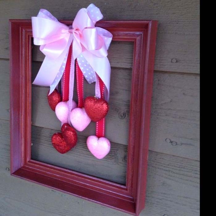 Picture Frame Valentine’s Day Wreath #valentine #diy #wreaths #decorhomeideas