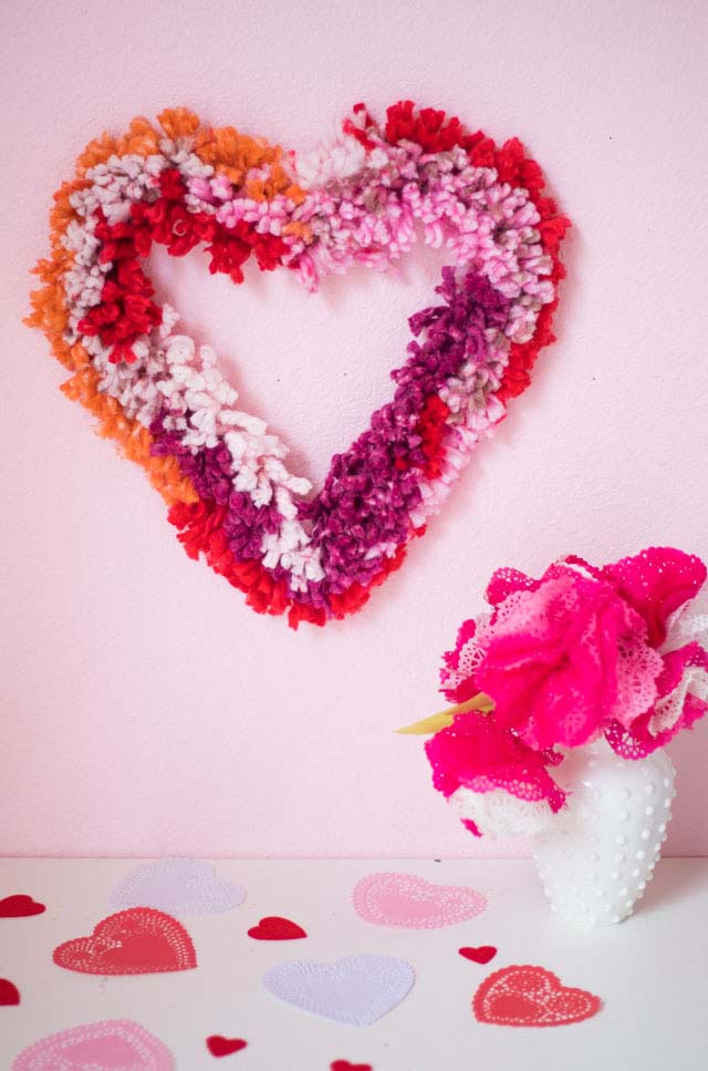 Puffy Yarn Wreath #valentine #diy #wreaths #decorhomeideas