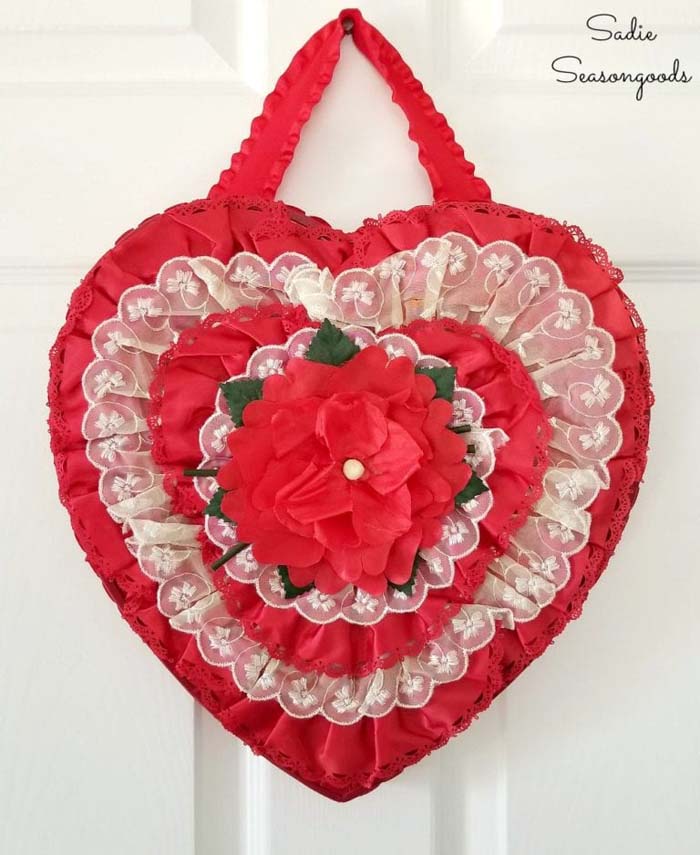 Recycled Chocolate Box Wreath #valentine #diy #wreaths #decorhomeideas