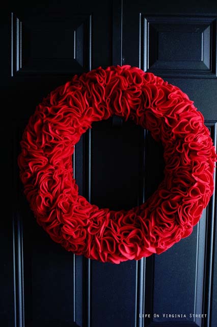 Red Felt Ruffle Wreath #valentine #diy #wreaths #decorhomeideas