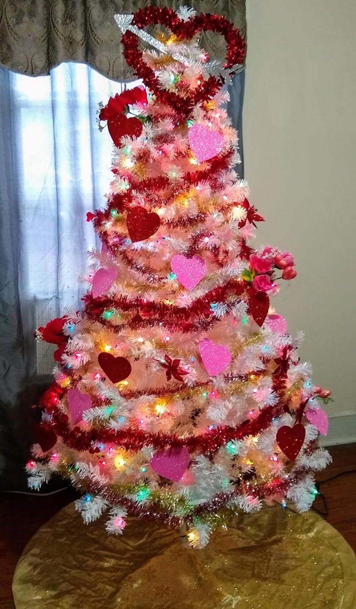 Red Garland Valentines Tree #valentine #tree #diy #decorhomeideas