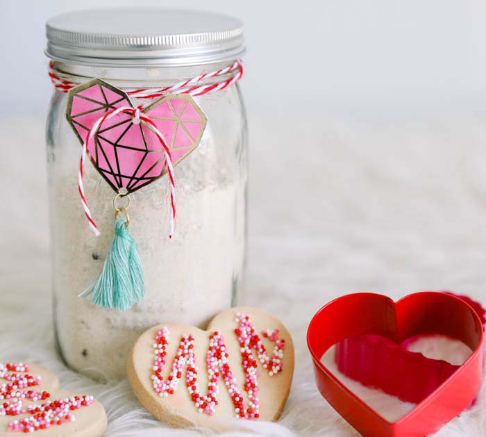 Sugar Cookie Valentines Day Gift in a Jar #valentinesday #crafts #jars #gifts #decorhomeideas