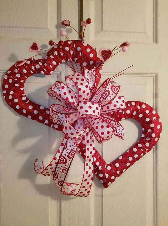 Two Heart Wreath #valentine #diy #wreaths #decorhomeideas