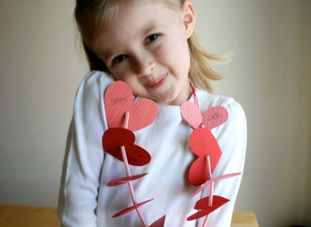 Valentine Heart Leis #valentine #crafts #kids #decorhomeideas