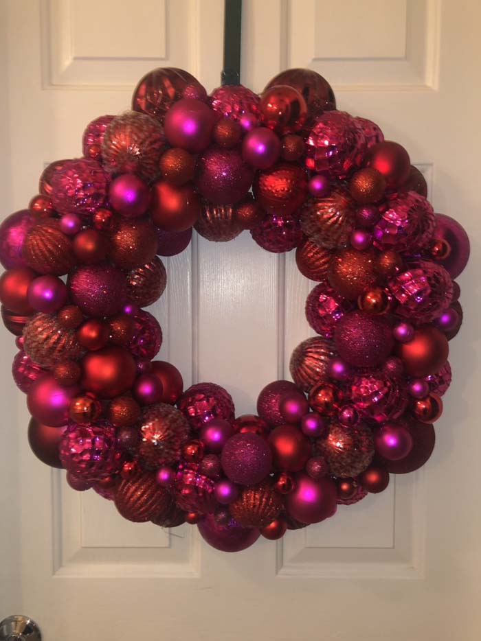 Valentine's Day Bulb Wreath #valentine #diy #wreaths #decorhomeideas