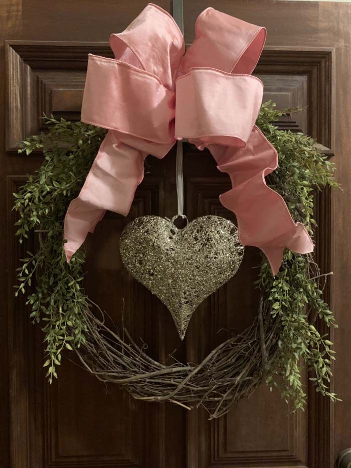 Wicker Valentine's Day Wreath #valentine #diy #wreaths #decorhomeideas