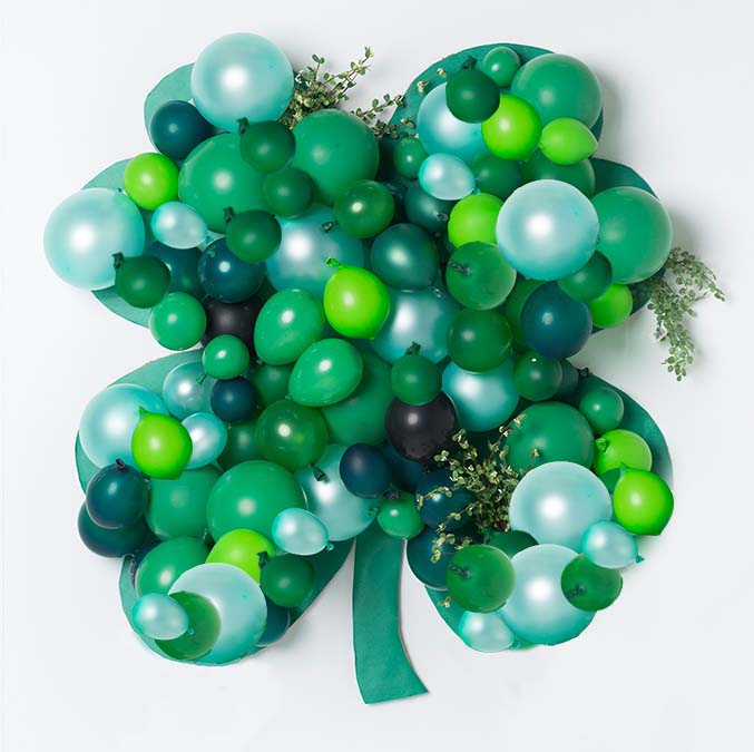 Balloon Shamrock Backdrop #stpatrick #diy #decor #decorations #decorhomeideas