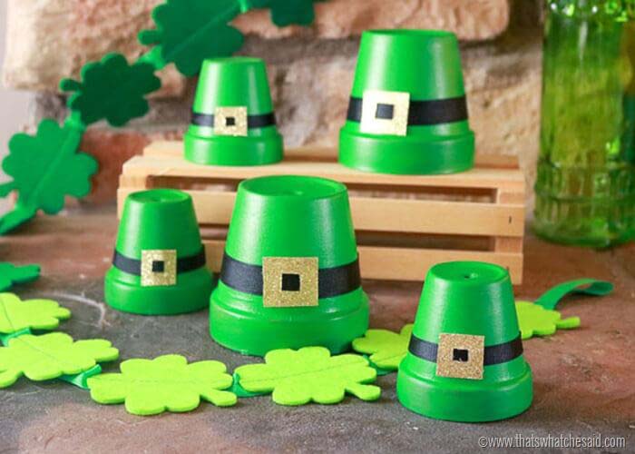 Clay Pot Leprechaun Hat Craft #stpatrick #diy #decor #decorations #decorhomeideas