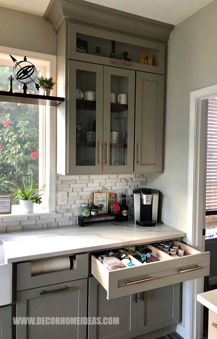 Coffee Bar Corner Idea. Make some room for your coffee station within your cabinets and place coffee machine and accessories on the counter top. #coffee #bar #station #decorhomeideas