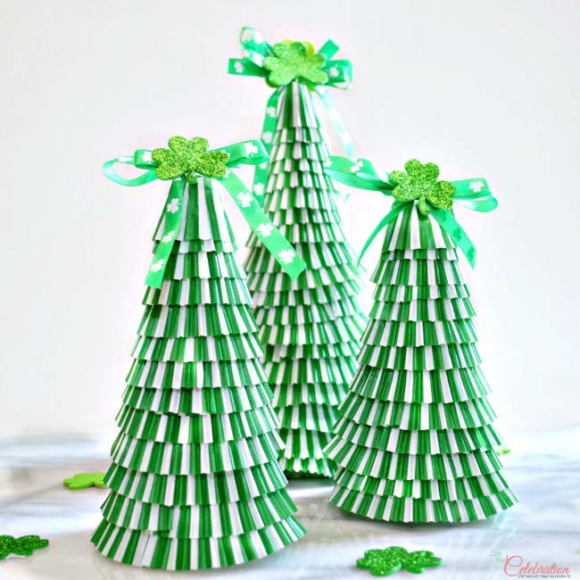 Cupcake Liner St Patricks Day Trees #stpatrick #diy #dollarstore #decorhomeideas