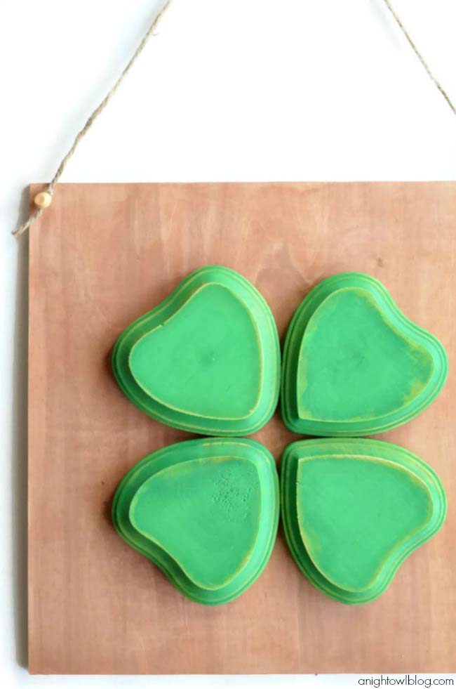 DIY Four Leaf Clover Sign #stpatrick #diy #decor #decorations #decorhomeideas