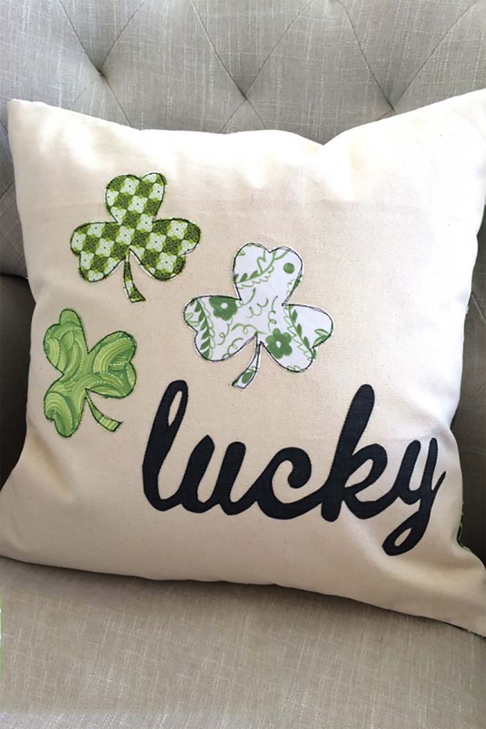 DIY Lucky Pillow for St. Patrick's Day #stpatrick #diy #decor #decorations #decorhomeideas