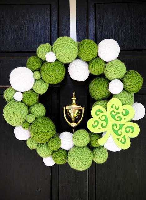 DIY Saint Patricks Day Yarn Wreath #stpatrick #diy #wreath #decorhomeideas