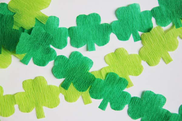 DIY Shamrock Streamers #stpatrick #diy #dollarstore #decorhomeideas