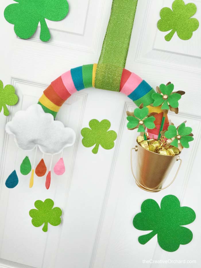 DIY St. Patrick Rainbow Wreath #stpatrick #diy #decor #decorations #decorhomeideas