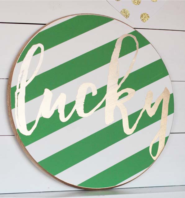 DIY St. Patrick's Day Sign Idea #stpatrick #diy #decor #decorations #decorhomeideas