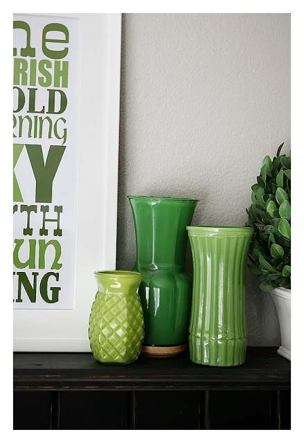 Easy Painted St. Patrick's Day Vases #stpatrick #diy #decor #decorations #decorhomeideas