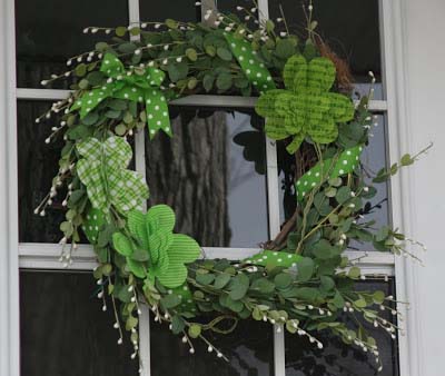 Fabric Shamrock St Patricks Day Wreath #stpatrick #diy #wreath #decorhomeideas