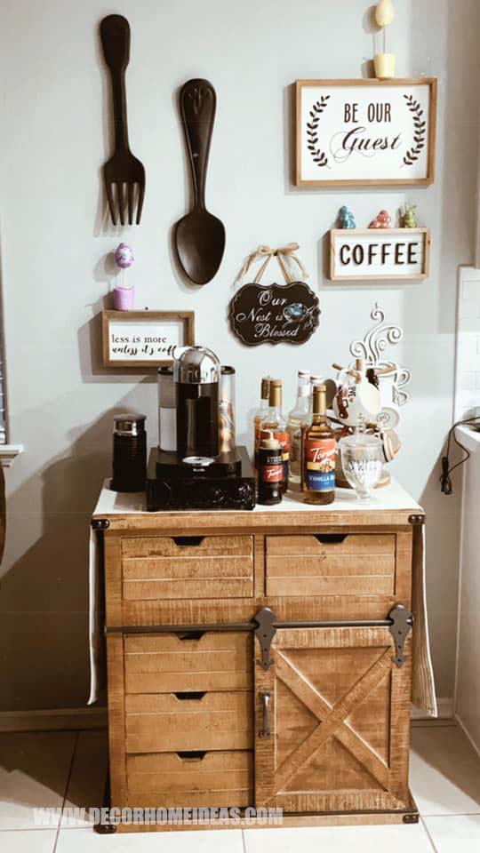 Farmhouse Coffee Bar With Mini Barn Door #coffeebar #farmhouse #decorhomeideas