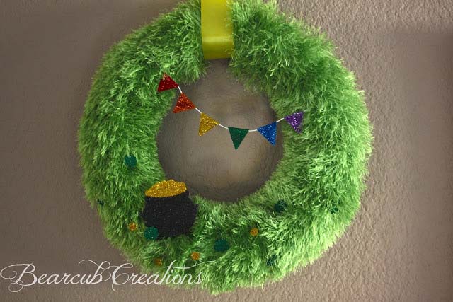 Fur Yarn St Patricks Day Wreath #stpatrick #diy #wreath #decorhomeideas