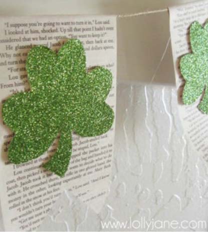 Glitter Shamrock Banner #stpatrick #diy #dollarstore #decorhomeideas