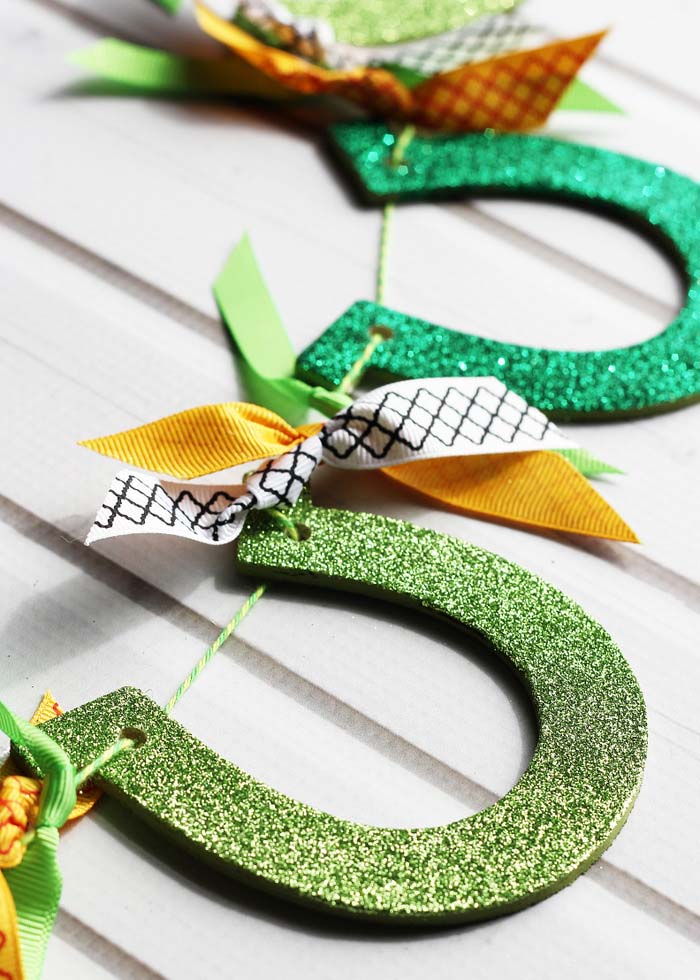 Glittered Horseshoe Garland #stpatrick #diy #decor #decorations #decorhomeideas