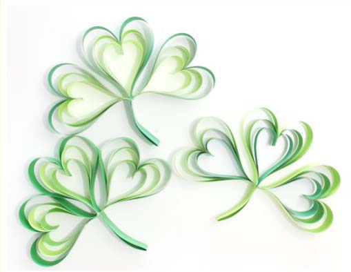 How To Make a Paper Strip Shamrock #stpatrick #diy #decor #decorations #decorhomeideas