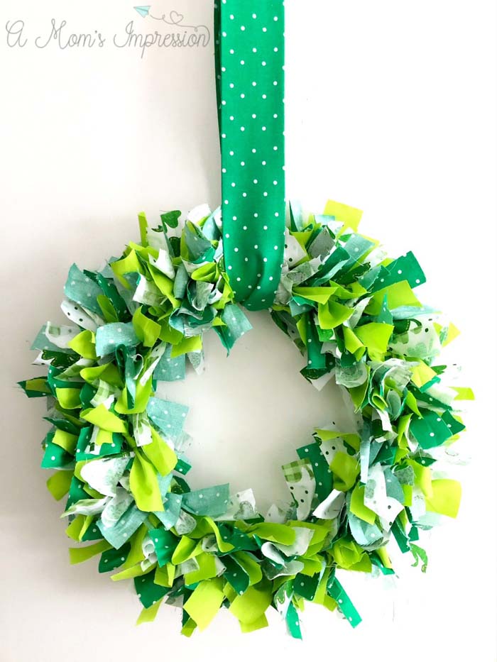 Make Shamrock Wreath For St Patricks Day #stpatrick #diy #wreath #decorhomeideas