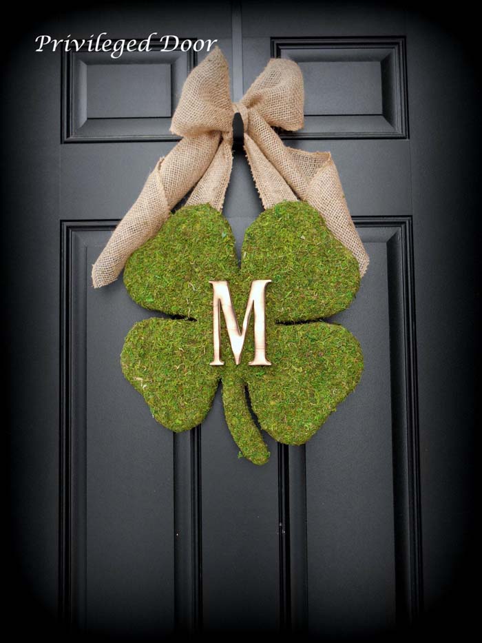 Monogramed Shamrock Moss Wreath #stpatrick #diy #decor #decorations #decorhomeideas