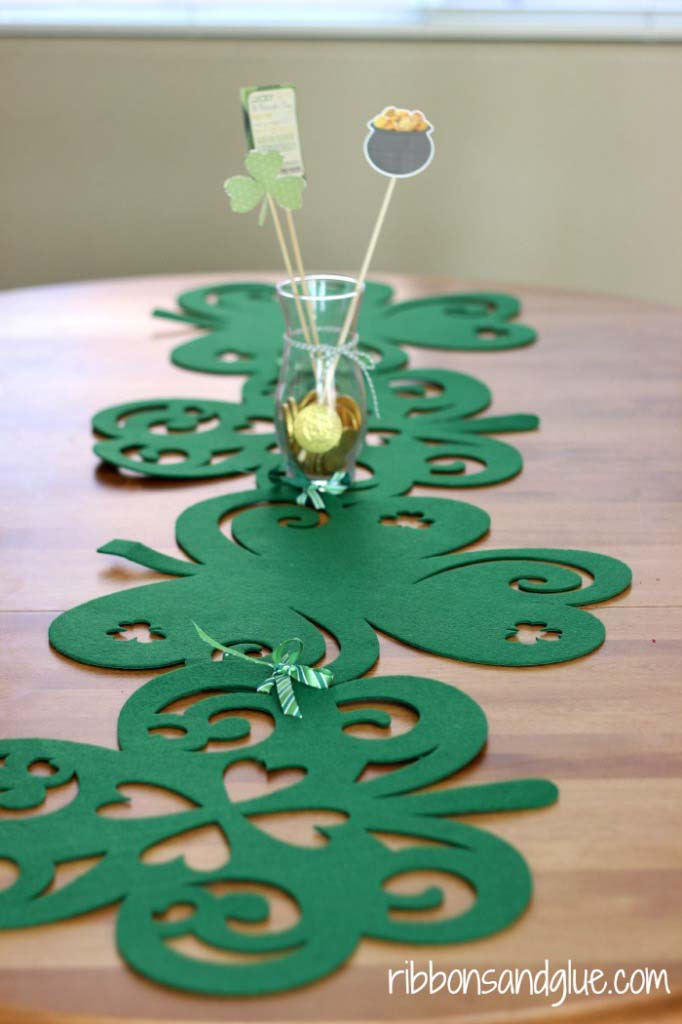 No Sew Shamrock Table Runner #stpatrick #diy #dollarstore #decorhomeideas