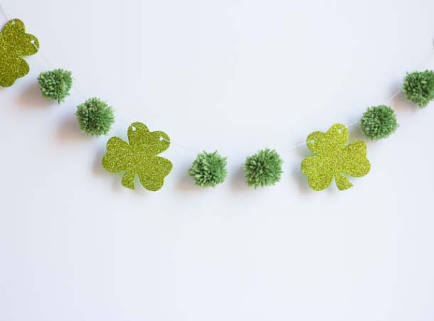 Pom Pom and Glitter Shamrocks Garland #stpatrick #diy #decor #decorations #decorhomeideas