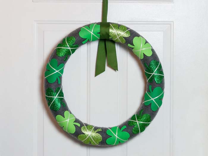 Pool Noodle St Patricks Day Wreath #stpatrick #diy #wreath #decorhomeideas