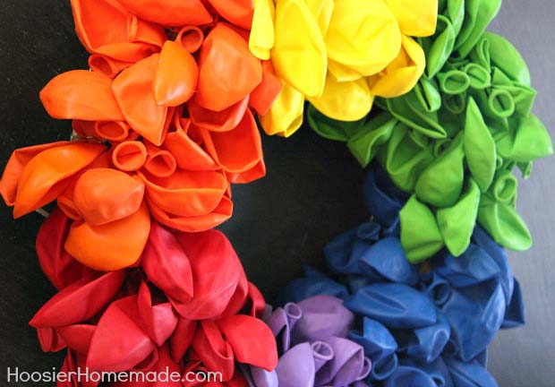 Rainbow Balloon Wreath #stpatrick #diy #dollarstore #decorhomeideas