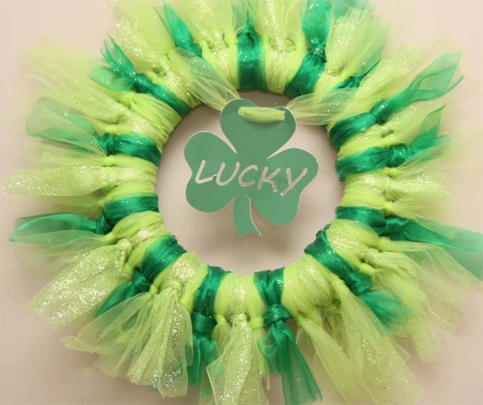 Saint Patricks Day Wreath Tutorial #stpatrick #diy #wreath #decorhomeideas