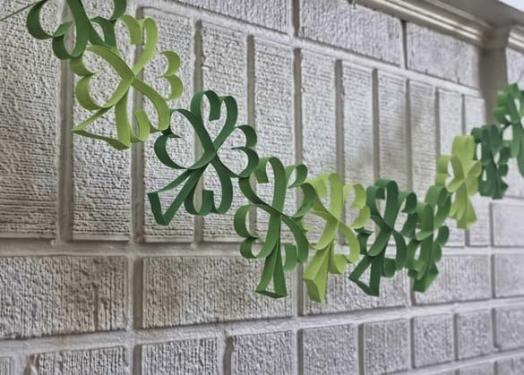 Shamrock Garland Patrick #stpatrick #diy #decor #decorations #decorhomeideas