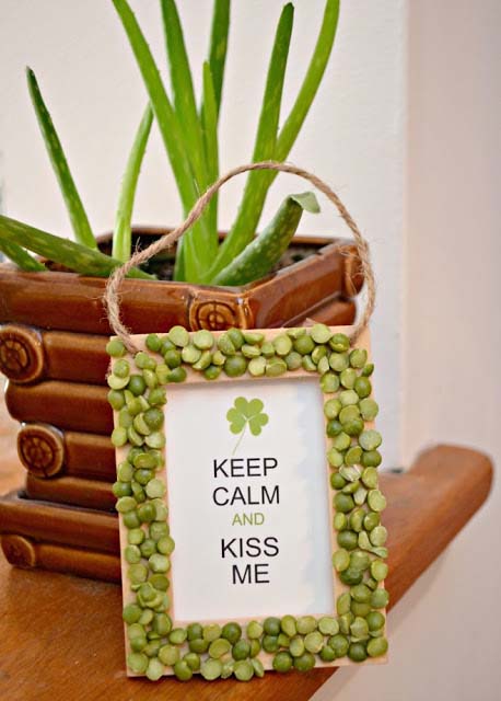 Split Pea Kiss Me Art #stpatrick #diy #dollarstore #decorhomeideas