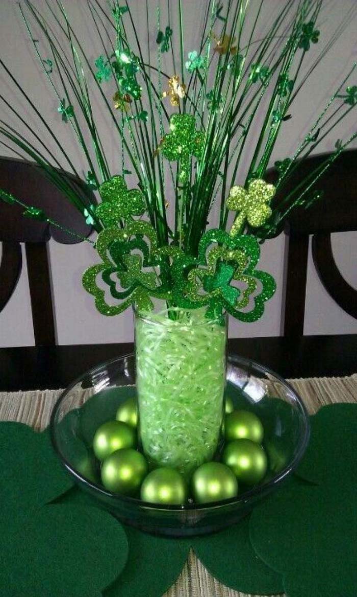 St. Patricks Day Centerpiece With Baubles #stpatrick #diy #dollarstore #decorhomeideas