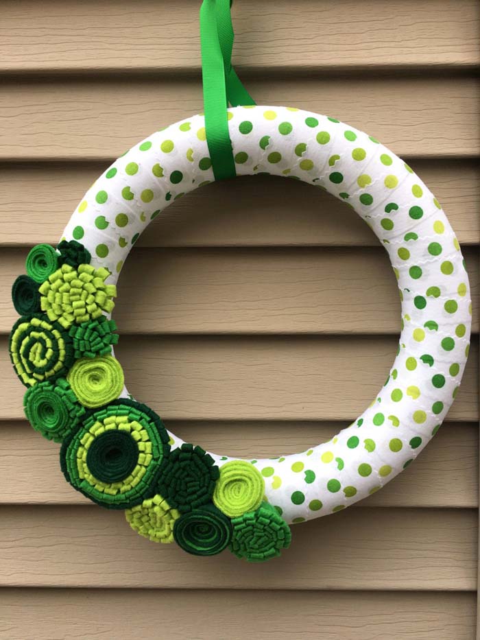 St Patricks Day Felt Flower Wreath #stpatrick #diy #wreath #decorhomeideas