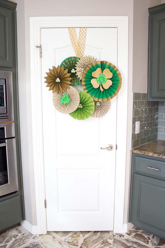 St Patricks Day Paper Fan Wreath #stpatrick #diy #wreath #decorhomeideas