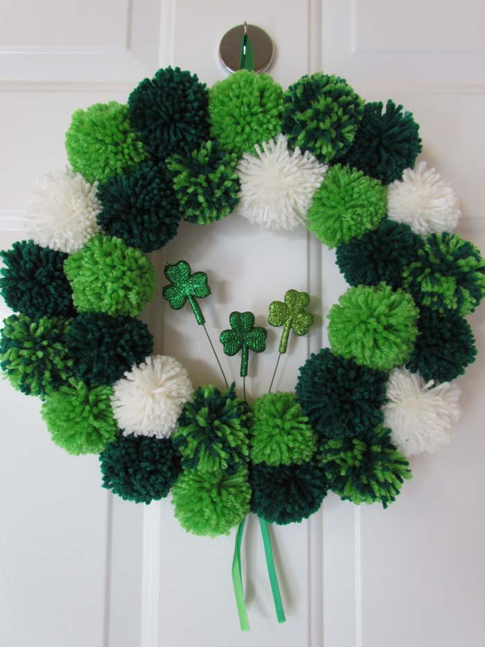 St Patricks Day Pom Pom Wreath #stpatrick #diy #wreath #decorhomeideas