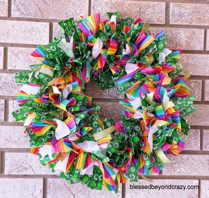 St Patricks Day Rag Wreath #stpatrick #diy #wreath #decorhomeideas