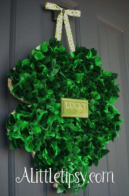 St Patricks Day Shamrock Wreath #stpatrick #diy #wreath #decorhomeideas