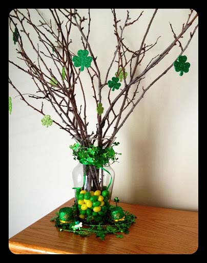 St. Patrick's Day Vase Centerpiece #stpatrick #diy #decor #decorations #decorhomeideas