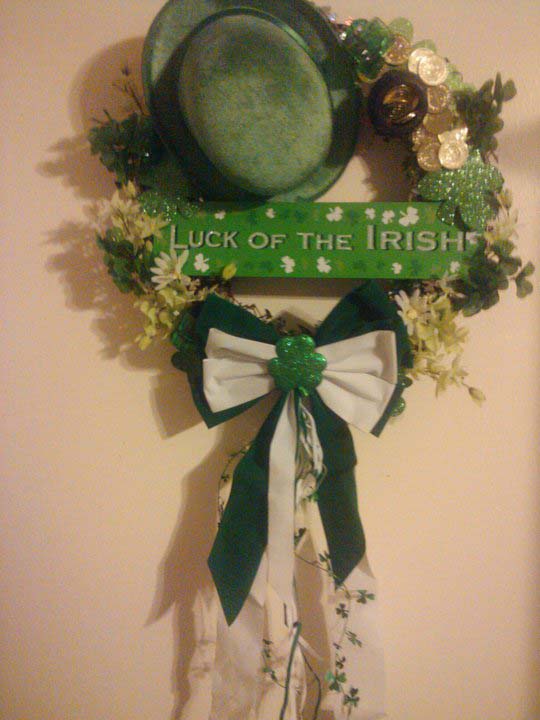 St. Patricks Day Wreath Design #stpatrick #diy #dollarstore #decorhomeideas