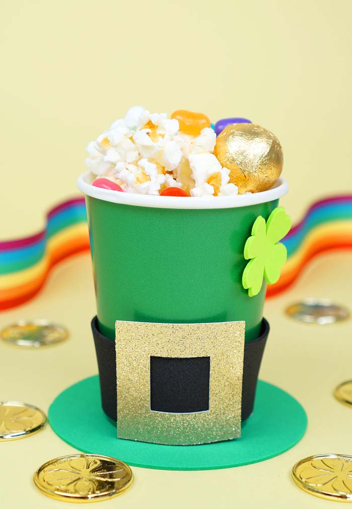 Treat Cups for St Patricks-Day Leprechaun Hats #stpatrick #diy #decor #decorations #decorhomeideas