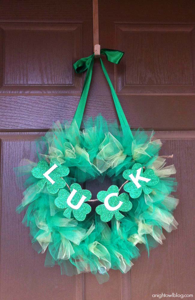 Tulle St. Patrick's Day Wreath #stpatrick #diy #decor #decorations #decorhomeideas