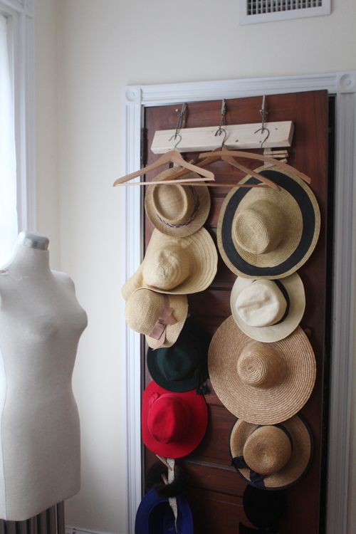 Clothes Hanger Tails Hat Rack #hatrack #diy #organizer #decorhomeideas