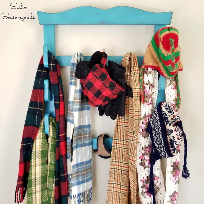 Coat and Hat Rack by Upcycling a Wall Gun Rack #diy #hatrack #organizer #decorhomeideas