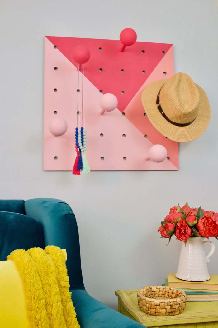 Cute DIY Hat Rack #hatrack #diy #organizer #decorhomeideas