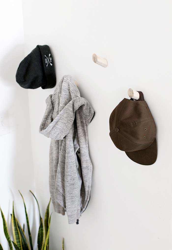 DIY Dowel Wall Hat Hooks #hatrack #diy #organizer #decorhomeideas